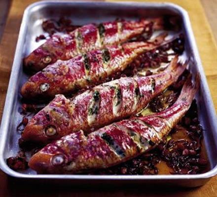 אופים דגים בתנור עם ירקות