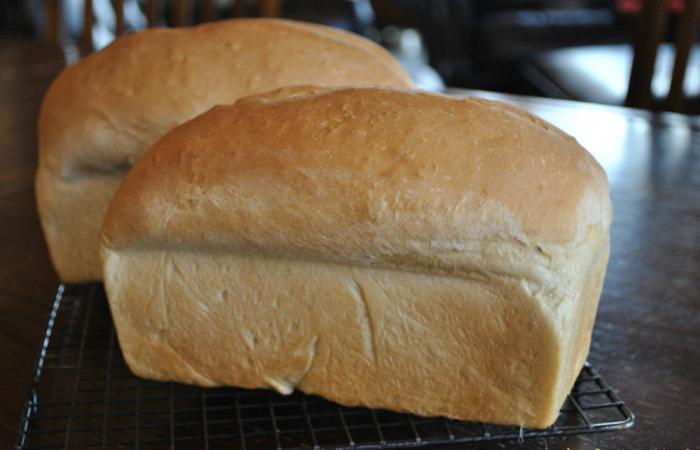 אופים לחם לבן בבית