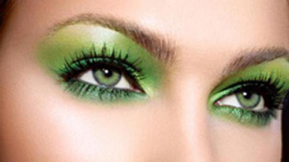 איפור עיניים ירוקות עבור ברונטיות: צללים, שפתון, מסקרה. אפשרויות איפור וכללים