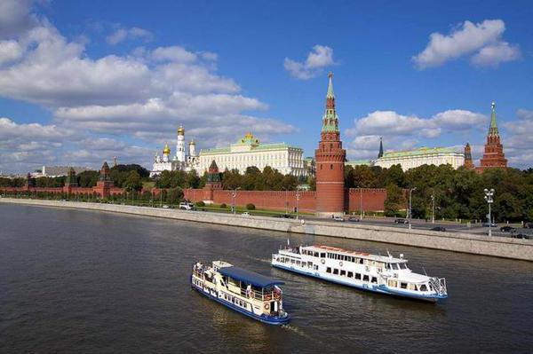 הליכה לאורך נהר מוסקבה וארוחת ערב על הסירה 
