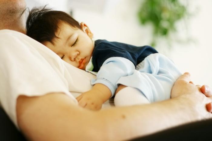כמה צריך תינוק בן יומו לישון?